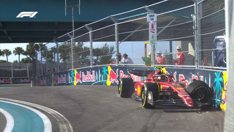 Sainz erra sozinho e bate na curva 14